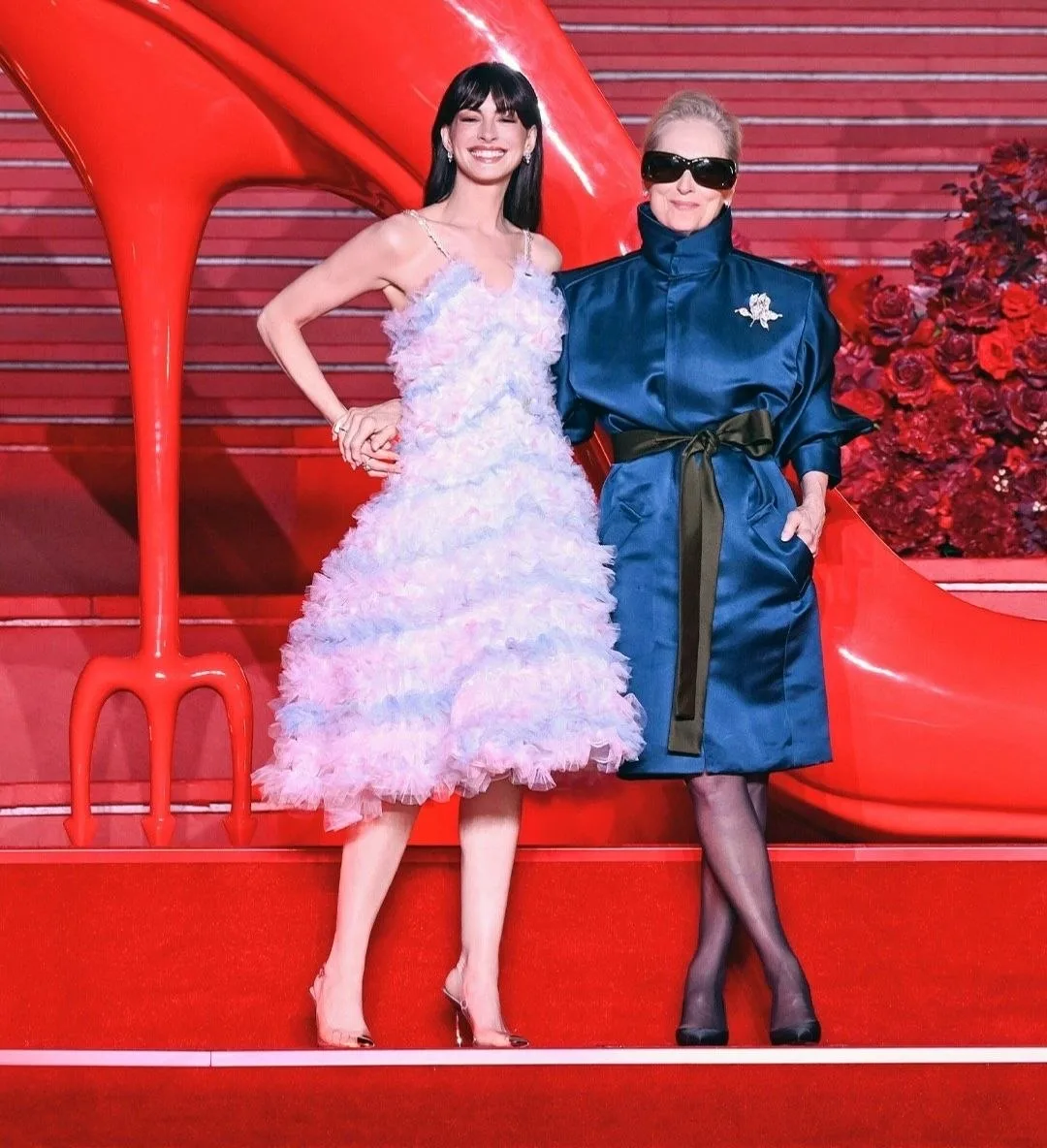 Мерил Стрип и Энн Хэтэуэй в рамках промотура «Дьявол носит Prada 2» остановились в Шанхае 🔥  Woman.r