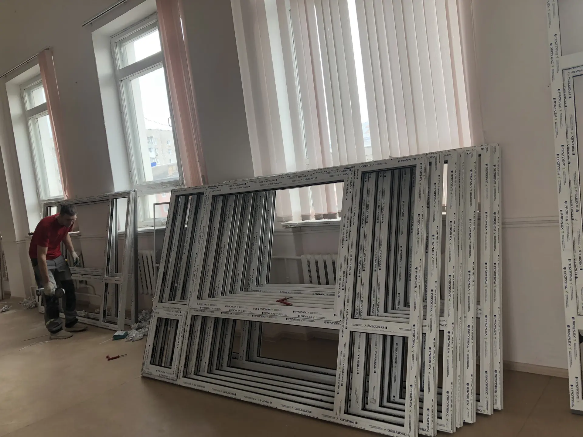 Полным ходом идут работы по установке новых окон в Концертном зале ДМШ N 1 мм. Я.И.Гуре...