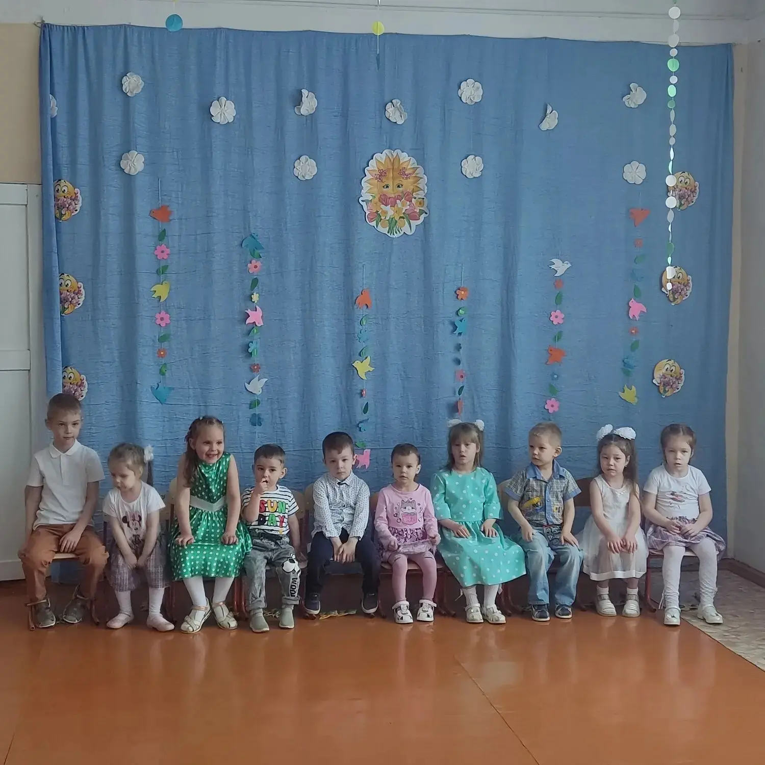 Прошёл весенний праздник. В гости к детям приходила весна.