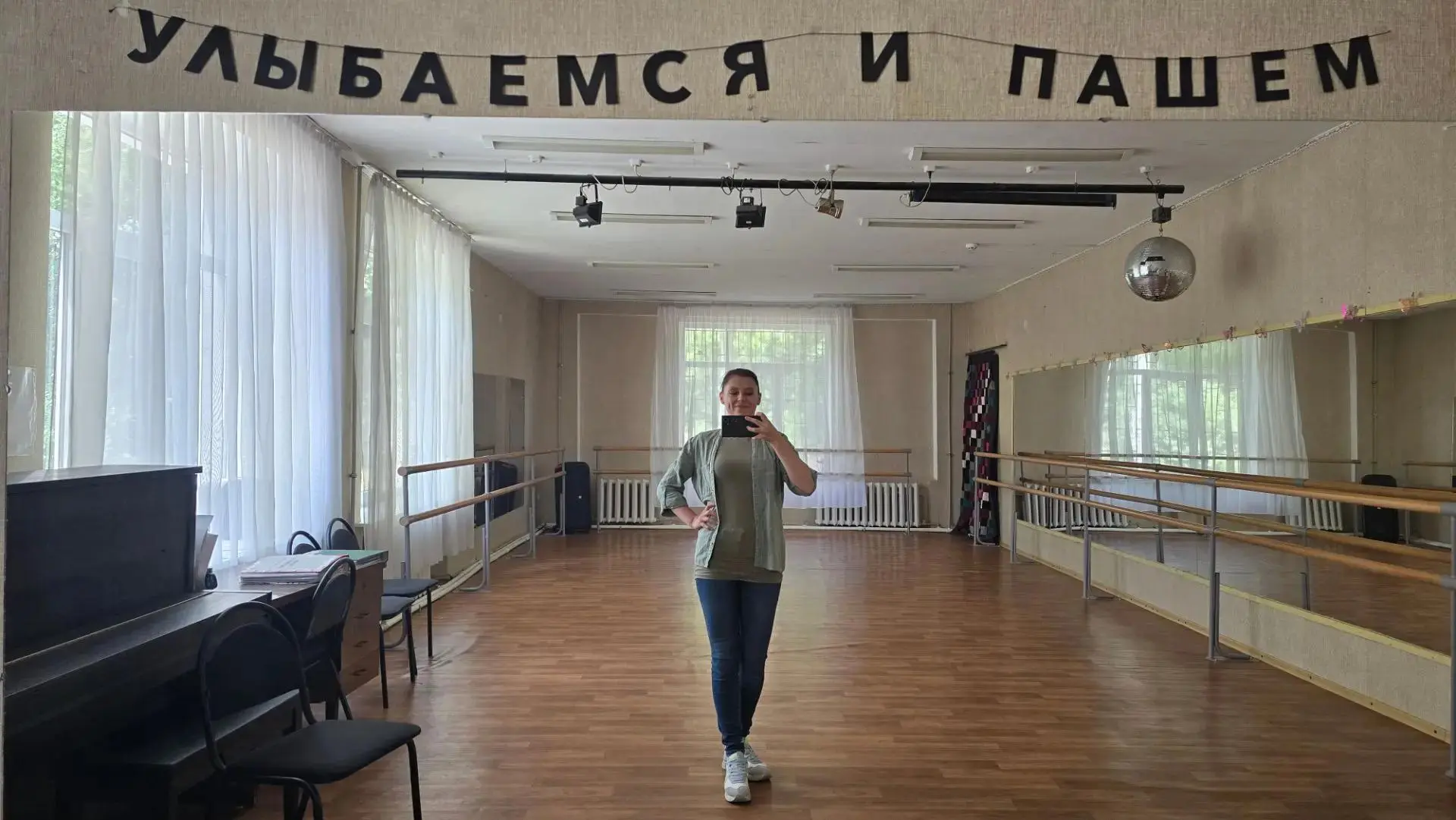 «Улыбаемся и пашем», — надпись в Детской школе искусств №6 Донецка стала девизом каждог...