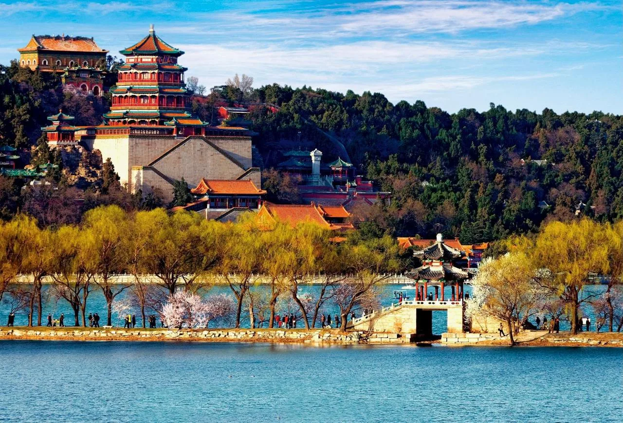 Летний дворец в Пекине, Китай 🇨🇳  🔹 Летний императорский дворец или парк Ихэюань - дворцово-парковый
