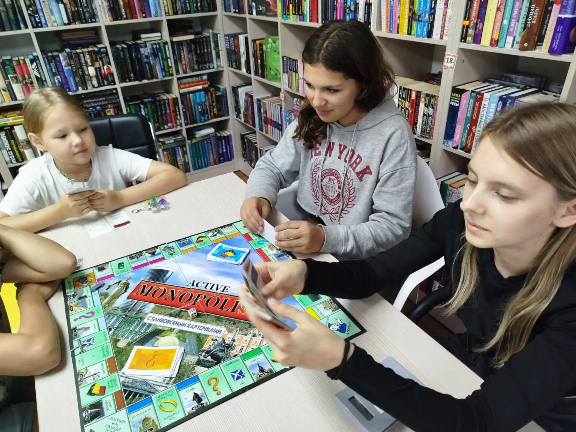🎲 СЕГОДНЯ В ИГРОТЕКЕ — МОНОПОЛИЯ!
Да, та самая. Строим дома, торгуем, банкротим друг друга и смеёмс