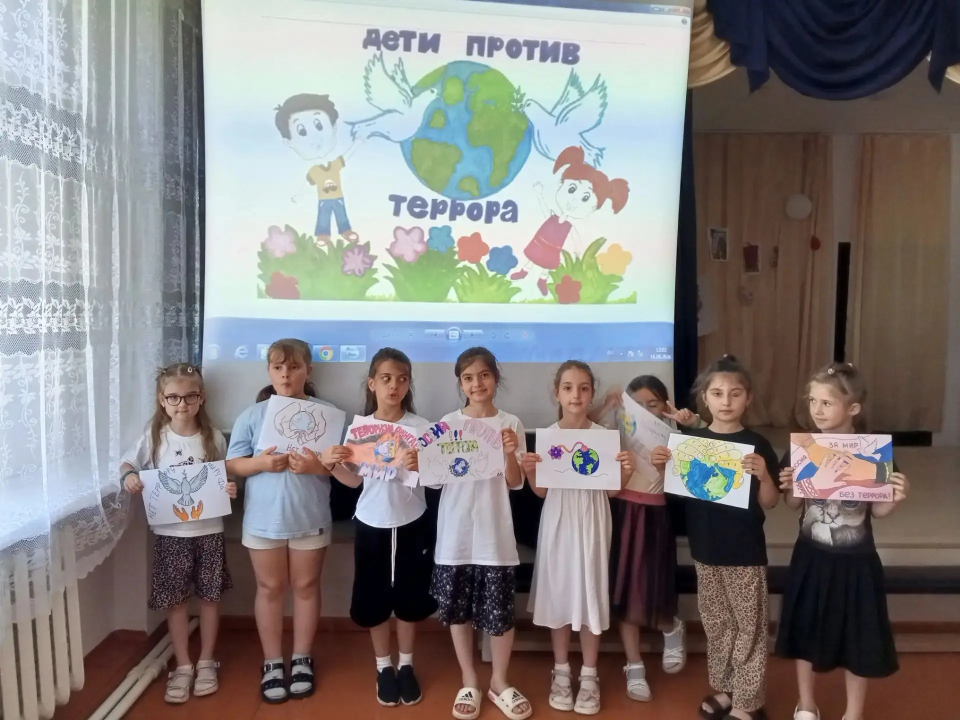 🚫«Дети за культуру мира, против терроризма» 🚫

⬅️В нашем лагере «Радуга» прошёл познавательный час
