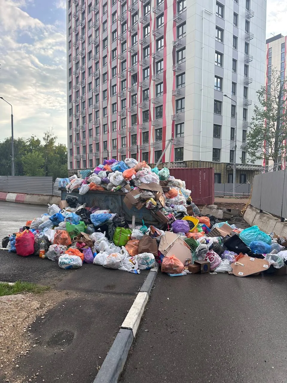 От читателя: Пишем во все инстанции, звоним на горячую линию, но картина не меняется. Э...