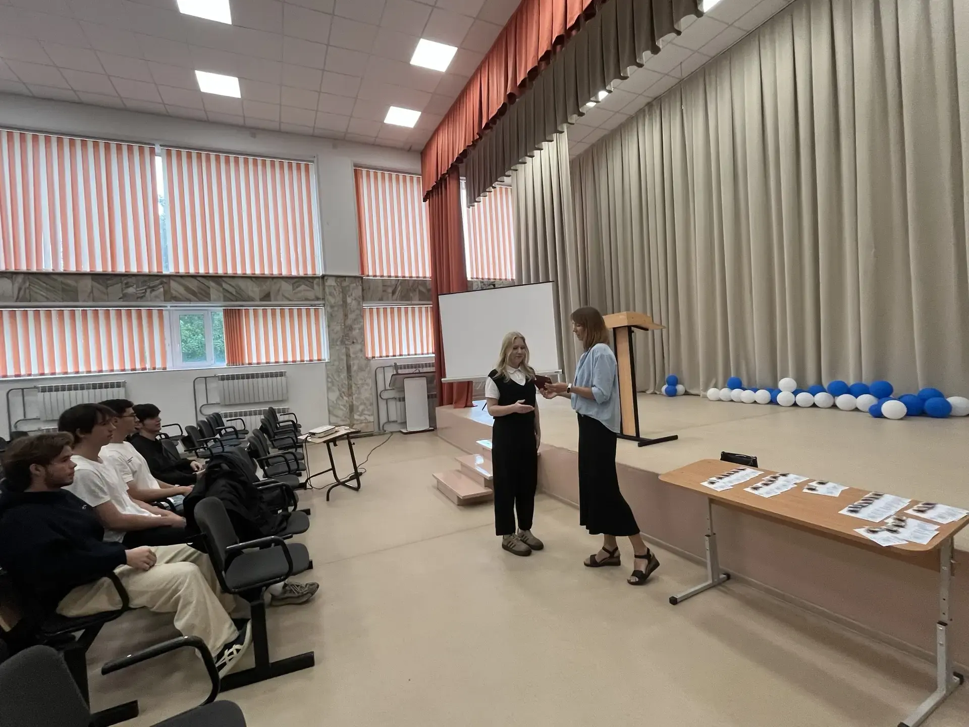 📌 Выпускникам четвёртой школы вручены знаки ГТО