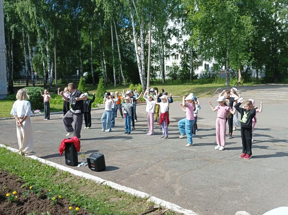 11 июня в оздоровительном лагере "Профессиум" в МБОУ "СОШ 35" День России. Дети побывали на планете 