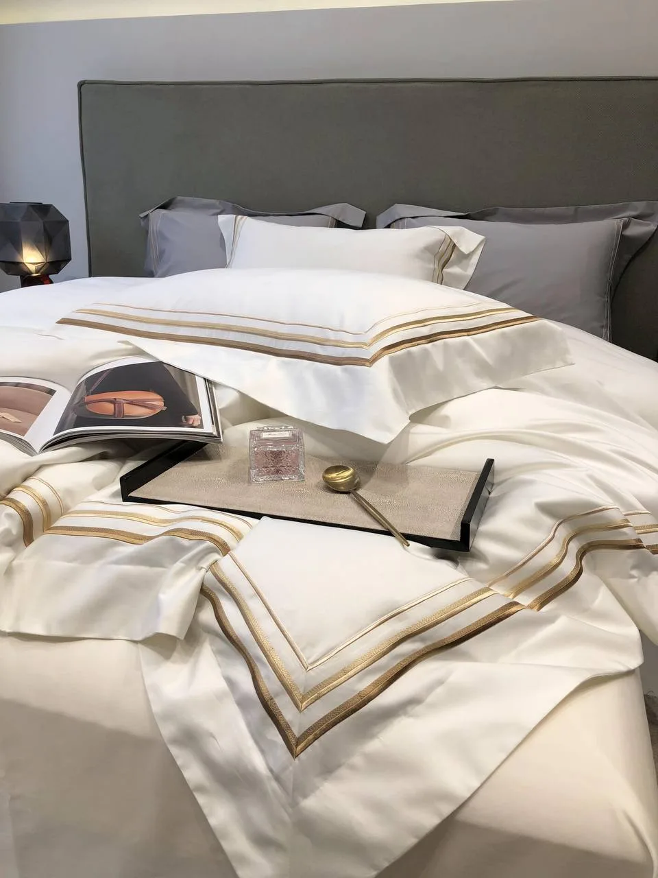 🔥 BLANCO HOUSE
Премиум-комплект с объёмной вышивкой

Та же фабрика, что шьёт HILTON и SOMERELLE. Ур