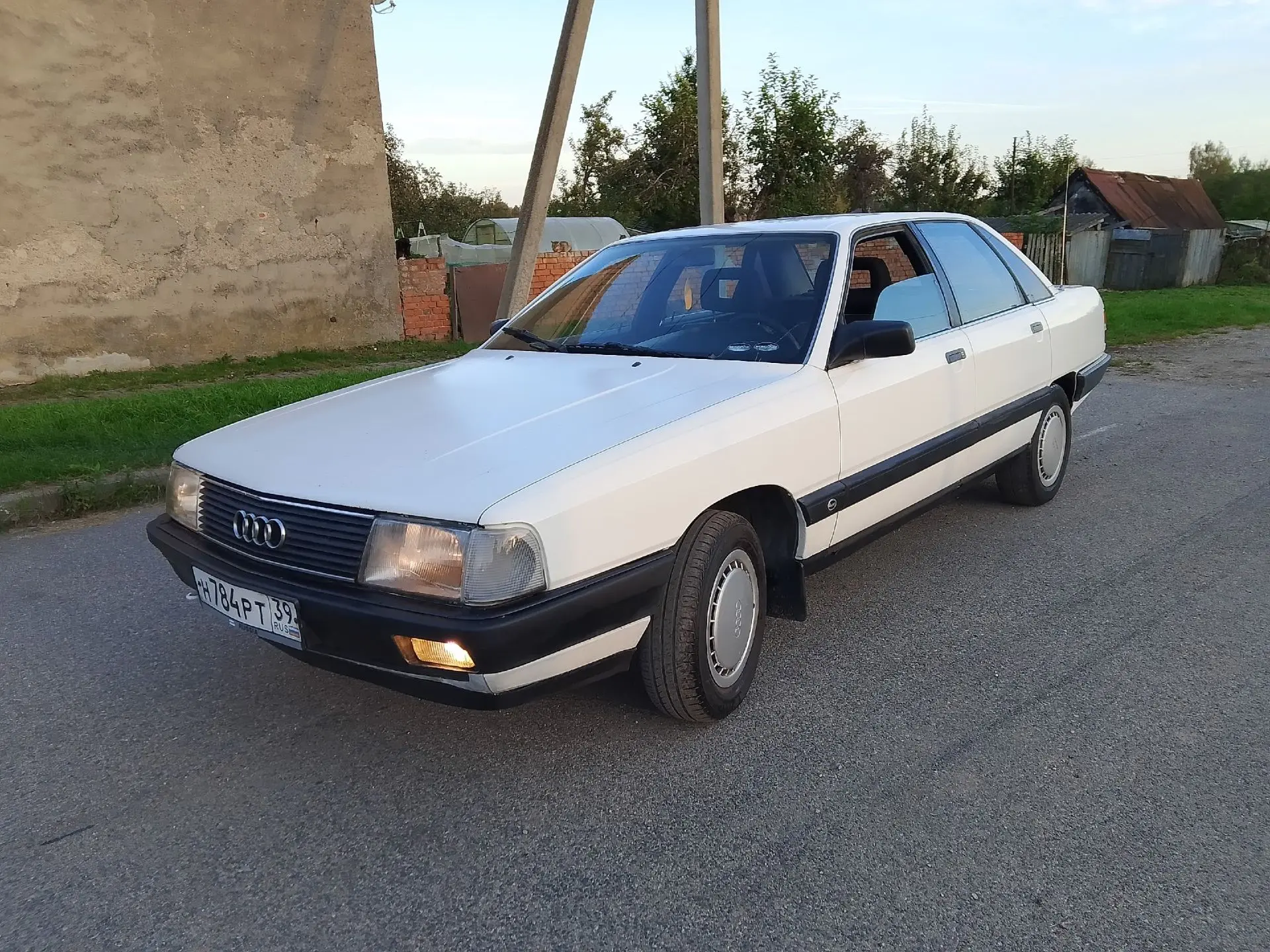 Продам Ауди 100 с3 1988 года 1.8 бензин карбюратор  88 лс. Расход топлива 7 литров  сос...