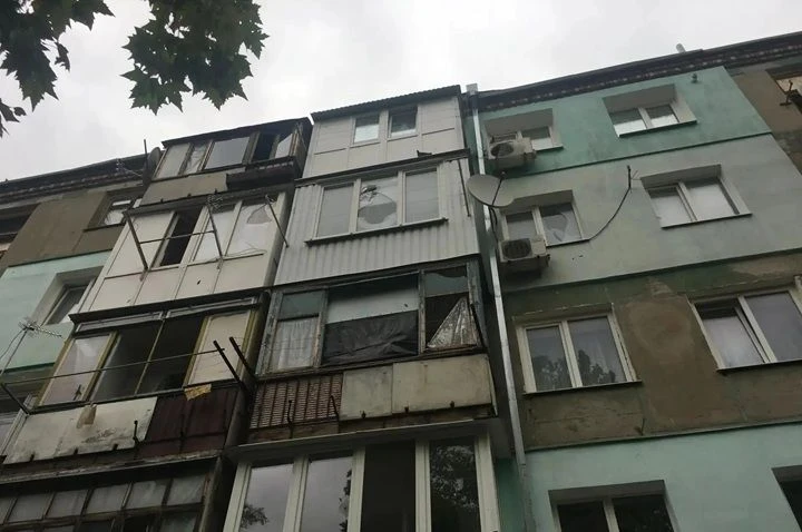Многоэтажка повреждена в Новой Каховке из-за артиллерийского обстрела ВСУ