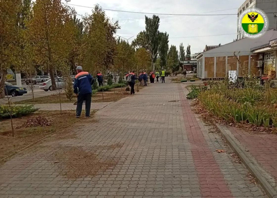 👏 Проспект 50‑летия Победы в Мелитополе стал чище — на субботник вышли сотрудники МКУ ...