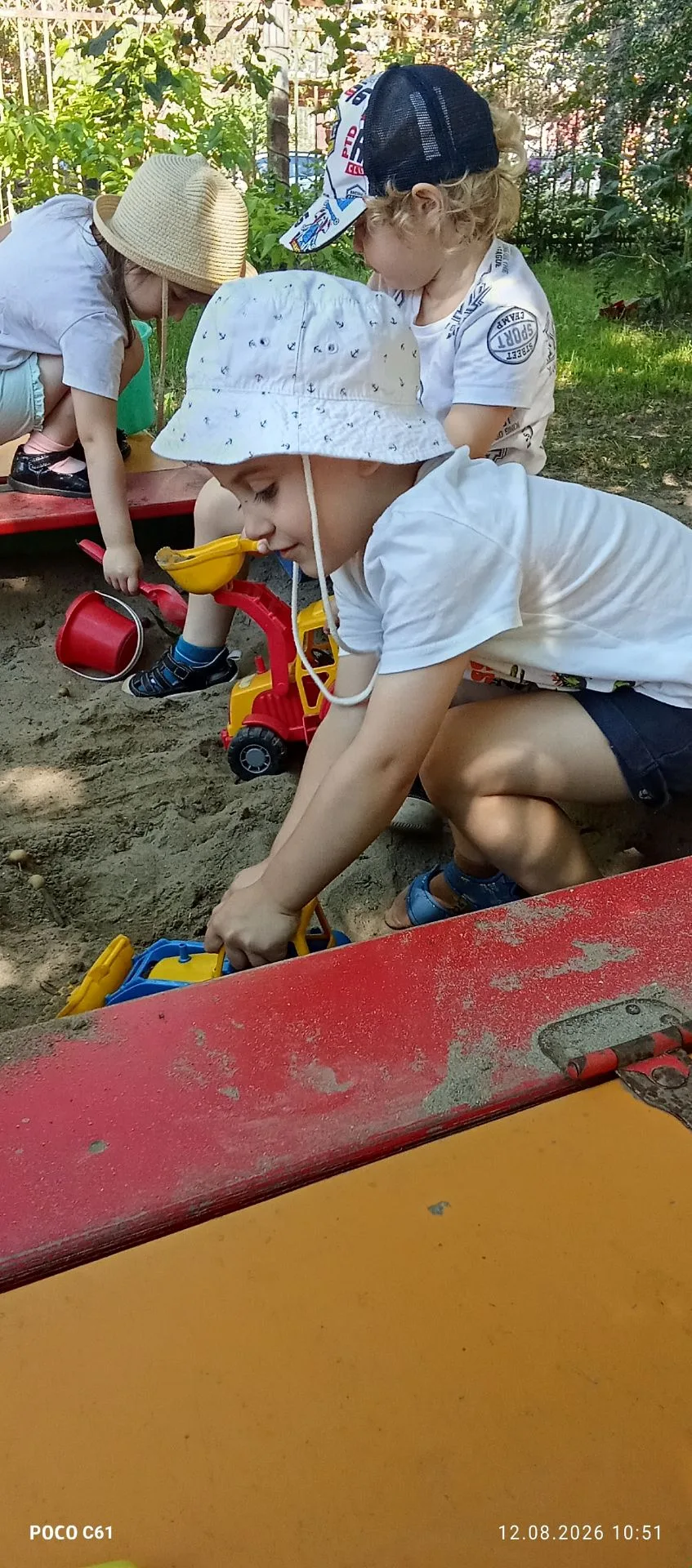 Песочница, песочница! А в ней песок, песок. Песочница, песочница! Идём играть, дружок.