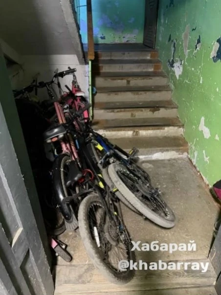 🚲 Свалка велосипедов выросла прямо в подъезде на Яшина