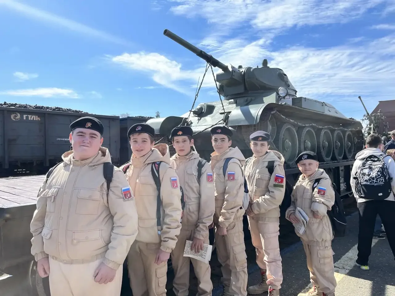 📍Гимназисты-активисты движения «Первых», а также участники военно-патриотического клуба «Честь имею»