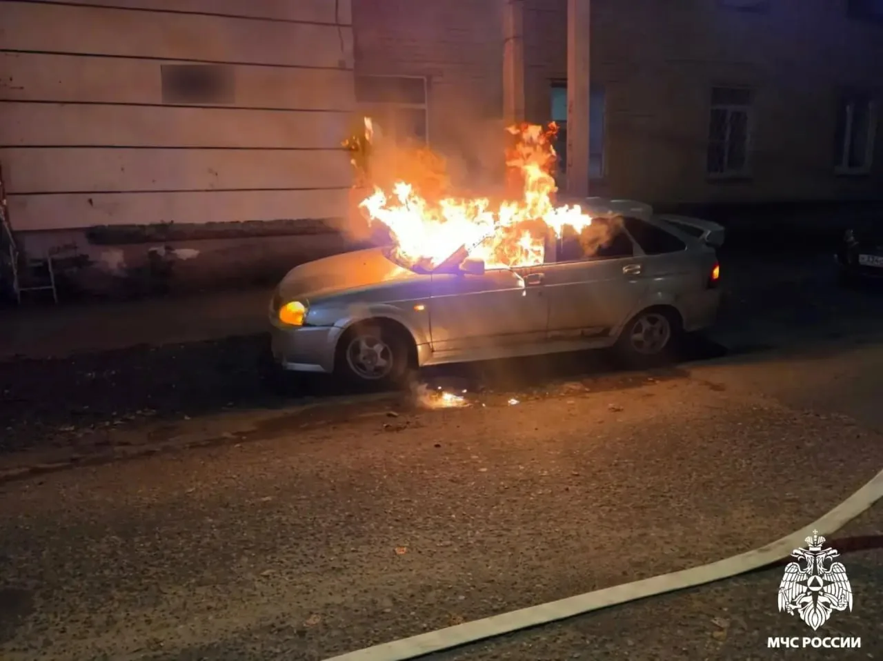 🔥В Твери ночью полыхала чья-то Лада