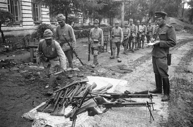 Японские солдаты сдают свое оружие советскому офицеру. Харбин, Китай. 28.08.1945.