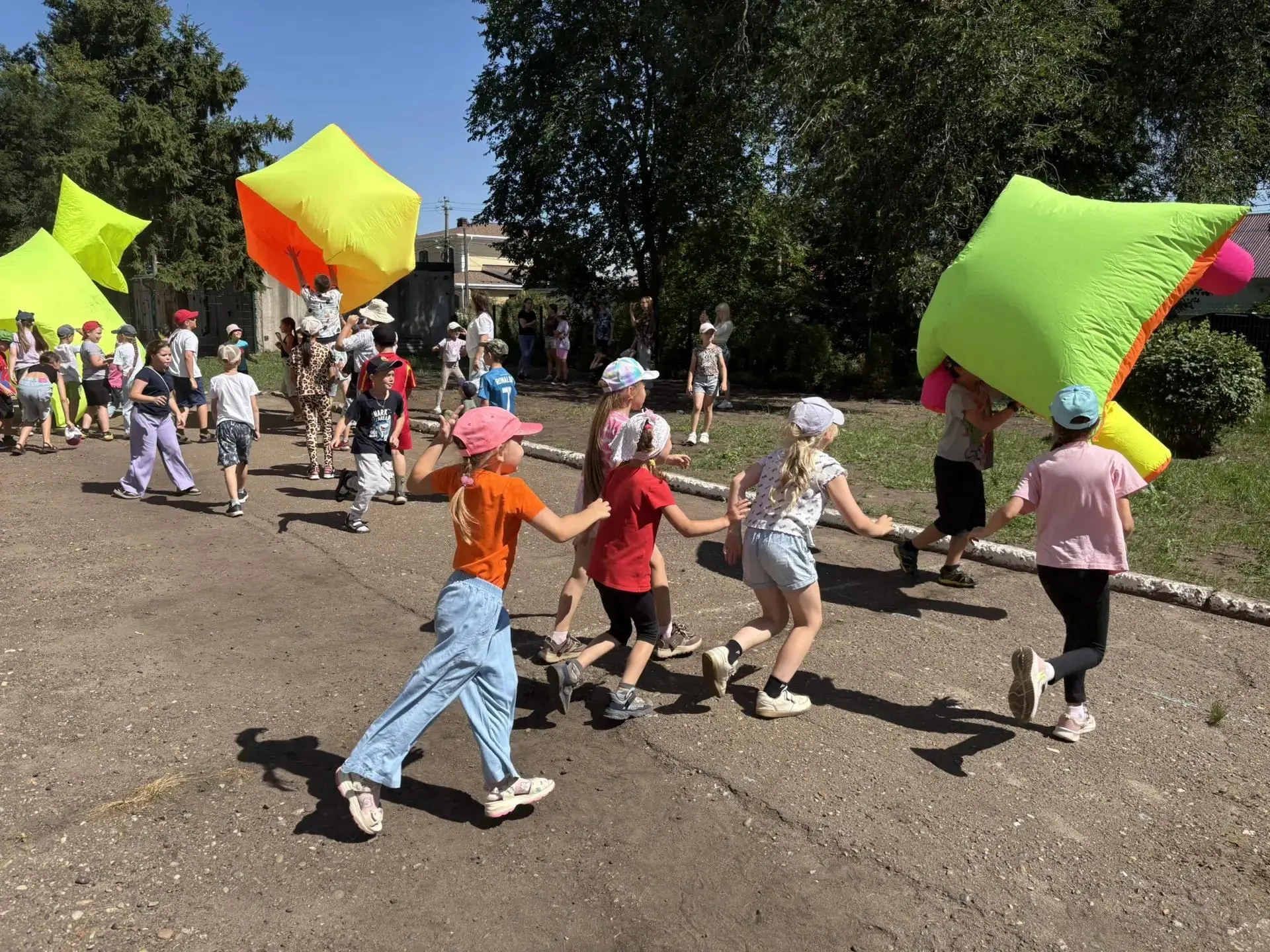 🎈🧡 В "Волшебном городе" ШОУ ОГРОМНЫХ ЛЕТАЮЩИХ ПОДУШЕК 🧡🎈Огромные яркие подушки взлетали в воздух