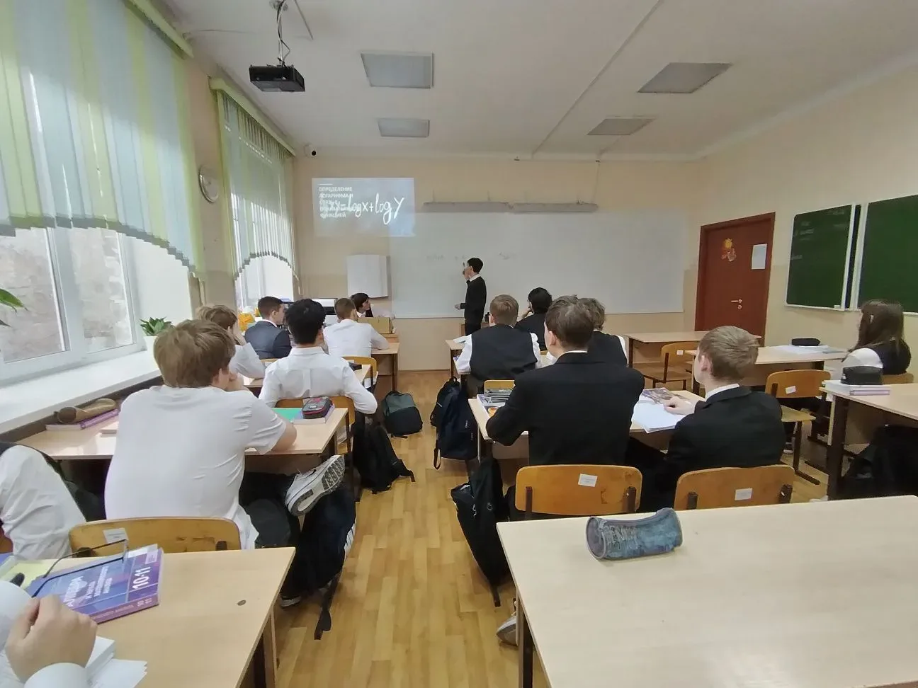 🎉 Неделя математики продолжается! 🎊  В наших 10-х классах состоялись яркие и познавательные события!