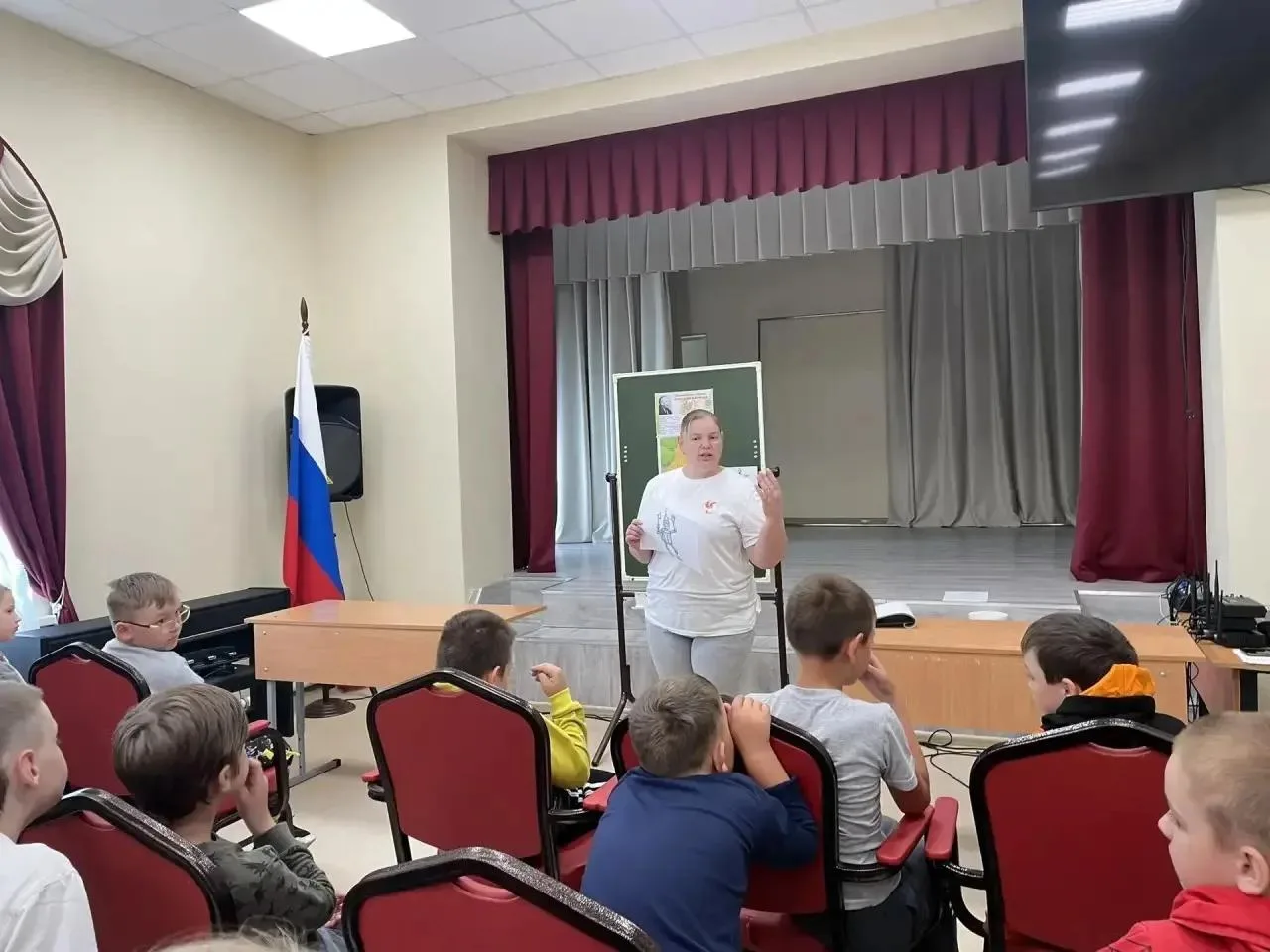 Сотрудники МБУК «Ельнинская МЦБС» подарили воспитанникам летнего оздоровительного лагеря дневного пр