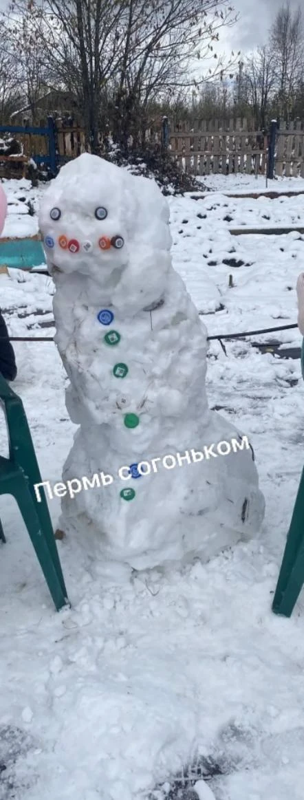 В Кизеле слепили первого снеговика