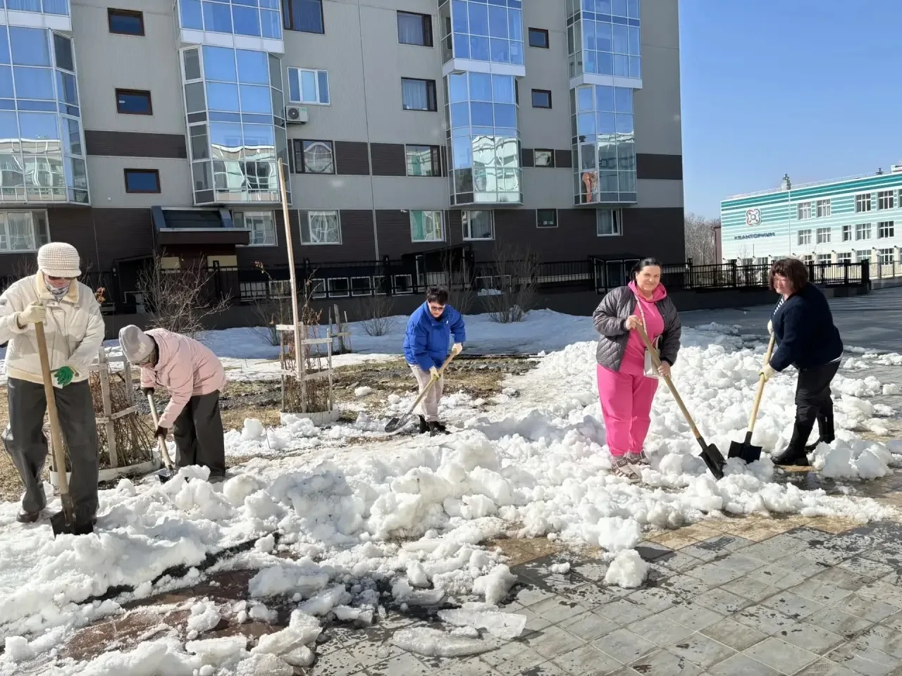 🌨️ Весенняя пятница: вместе делаем мир чище!  Сегодня наш дружный коллектив гимназии вышел на улицу,