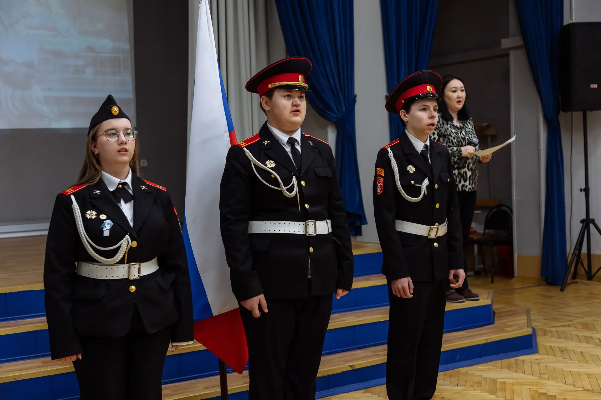🇷🇺 Новая учебная неделя в здании «Каширское» традиционно началась с торжественной церемонии установк