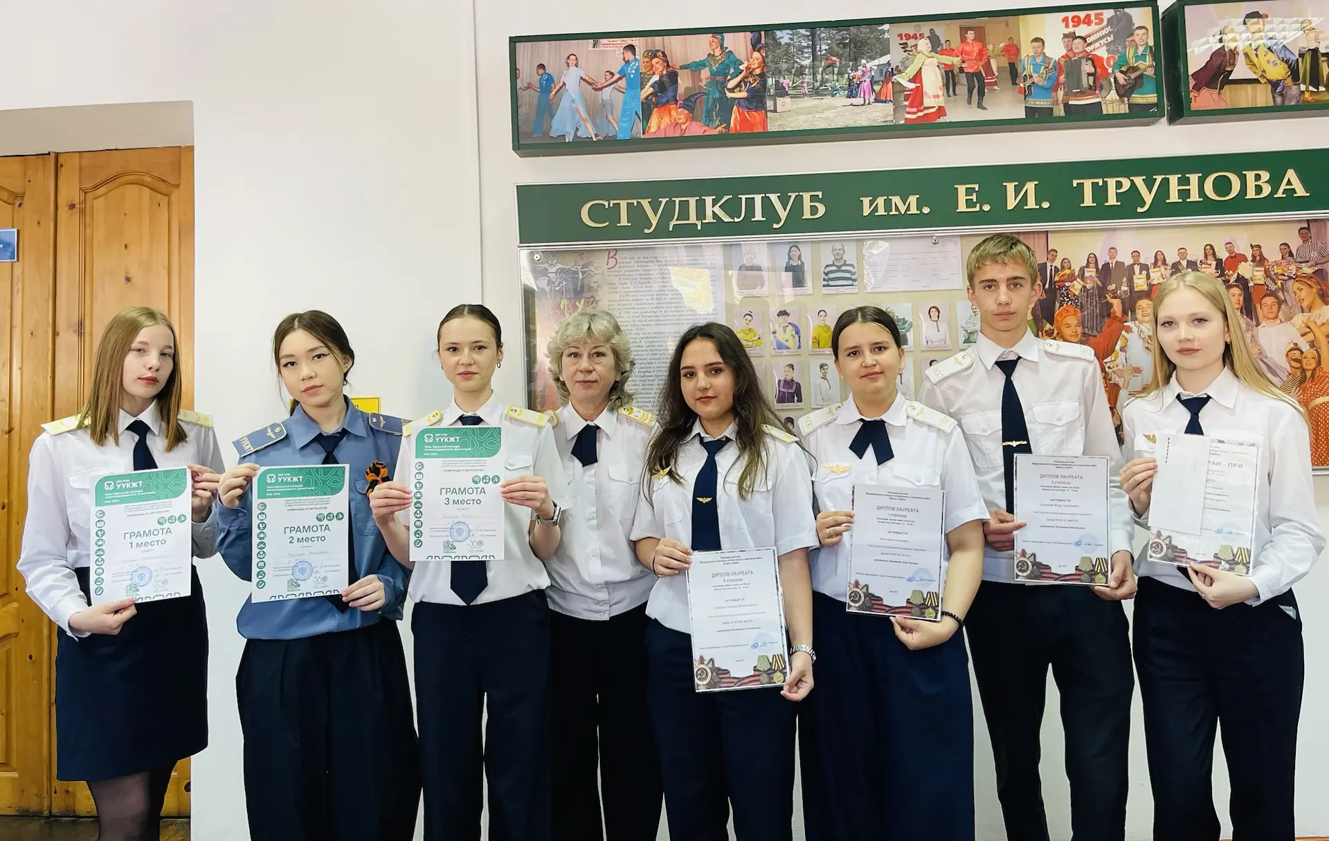 🇷🇺🎉 Торжественная линейка — гордость и достижения! 🌟  Сегодня, 18 мая, в УУКЖТ ИрГУПС прошла традици