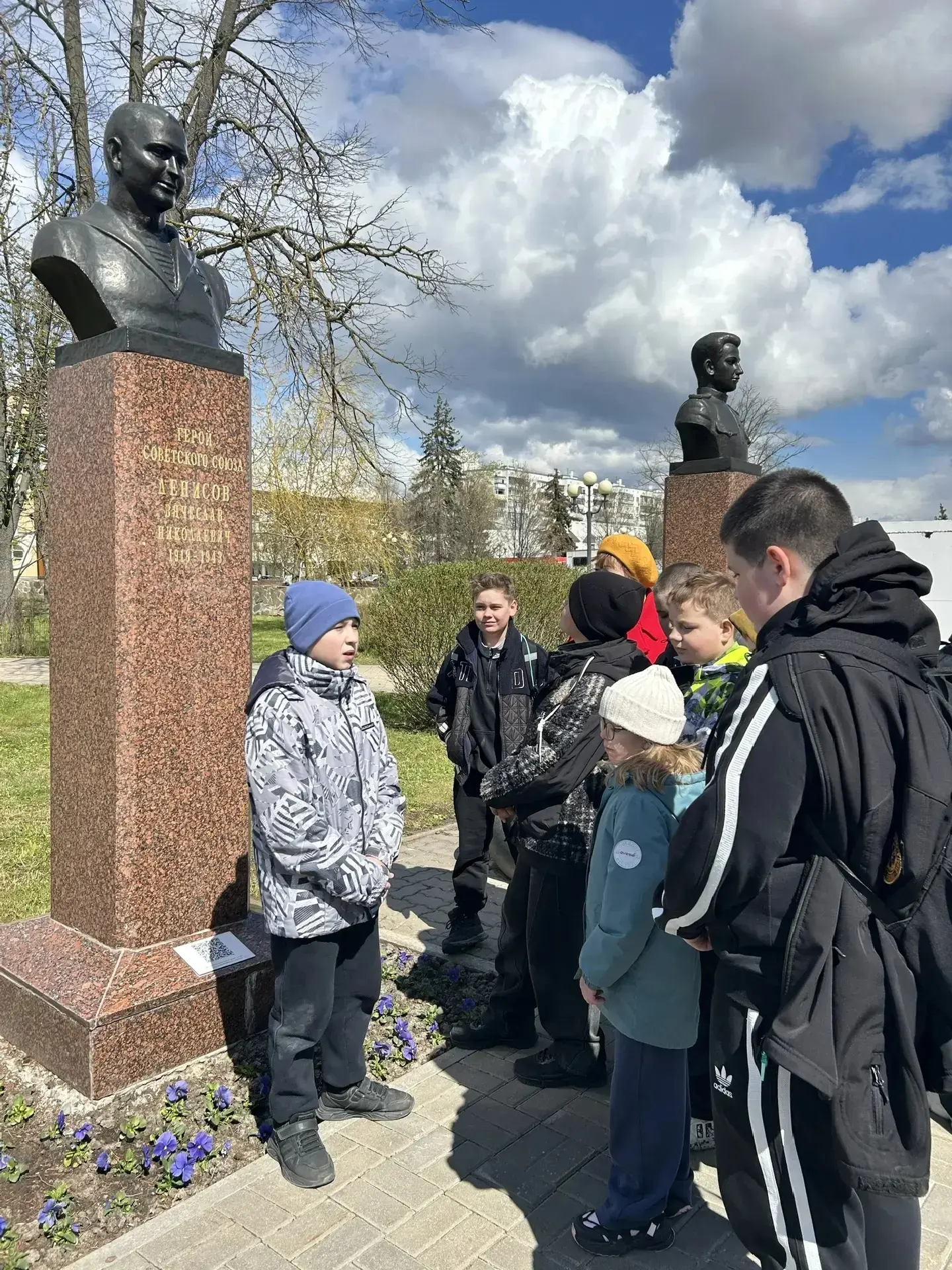 «Поклонимся великим тем годам» – под таким девизом прошёл классный час в 5А классе.   Ребята со свои