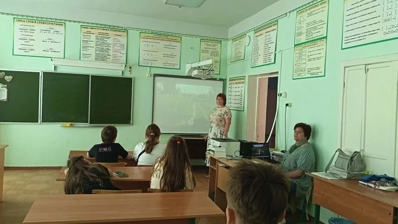 В преддверии Дня России руководитель дома-музея А. Чекалина провела игровую программу "Я сердцем с Р
