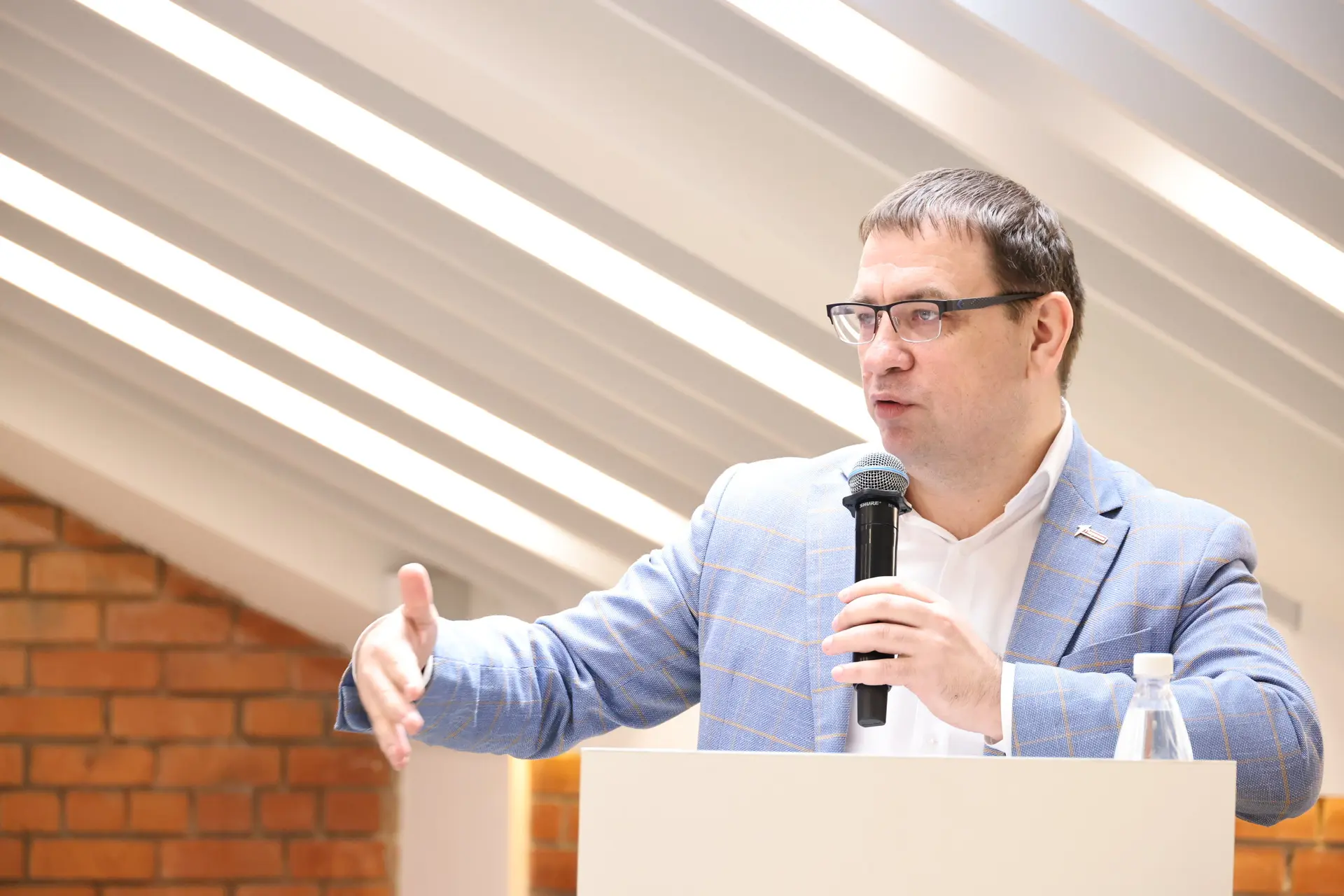 Раньше каждый пионер знал: «Радостным шагом с песней веселой мы выступаем за Комсомолом». А за кем с