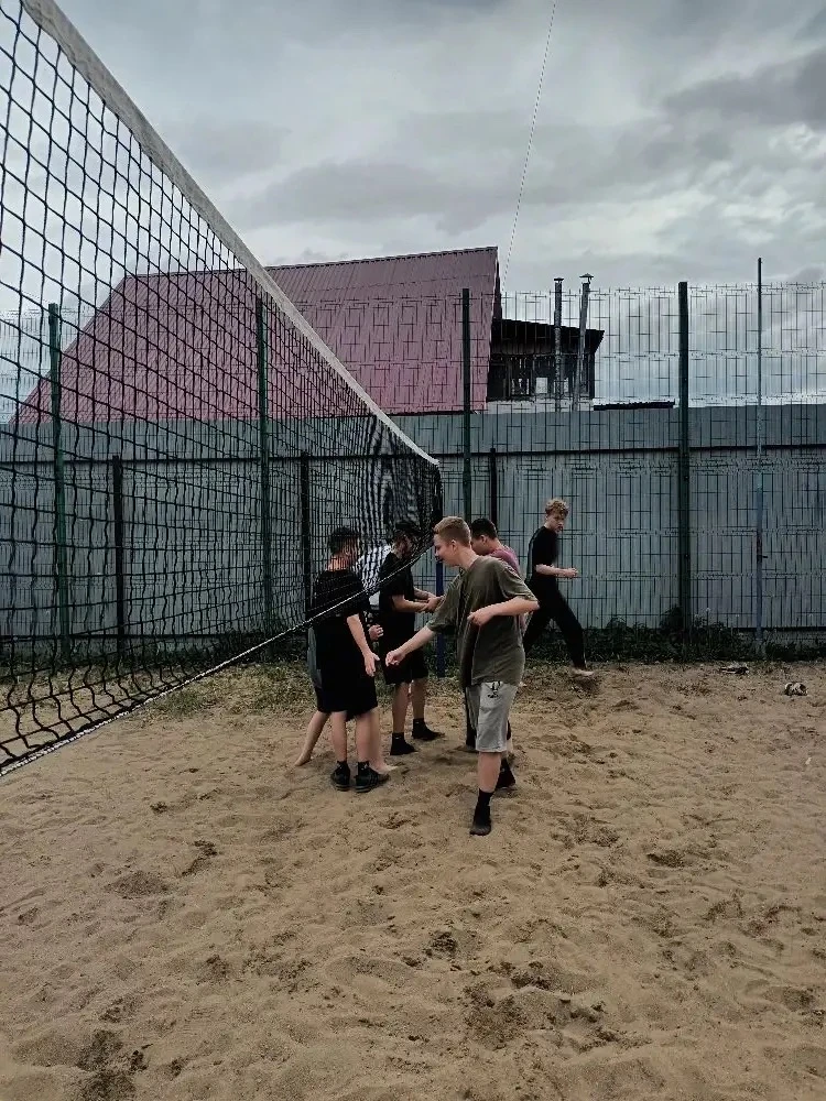 4 июня — день, когда мяч летал быстрее ветра 🏐💨
💪С утра всё по распорядку: зарядка, линейка, труд