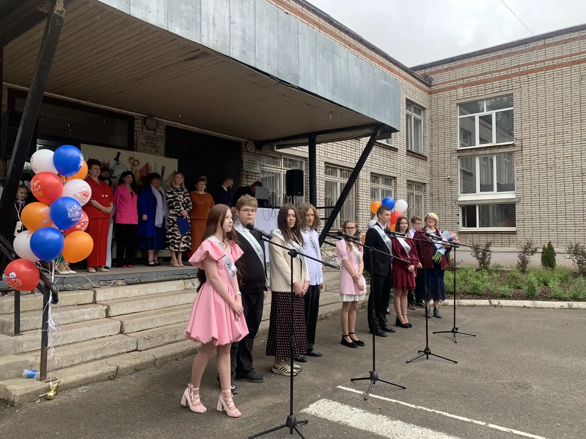 #Школа22 #ТакойДень  🎉 Сегодня прошла торжественная линейка — выпускаем 11-й класс!  ✍️Гости щедро д
