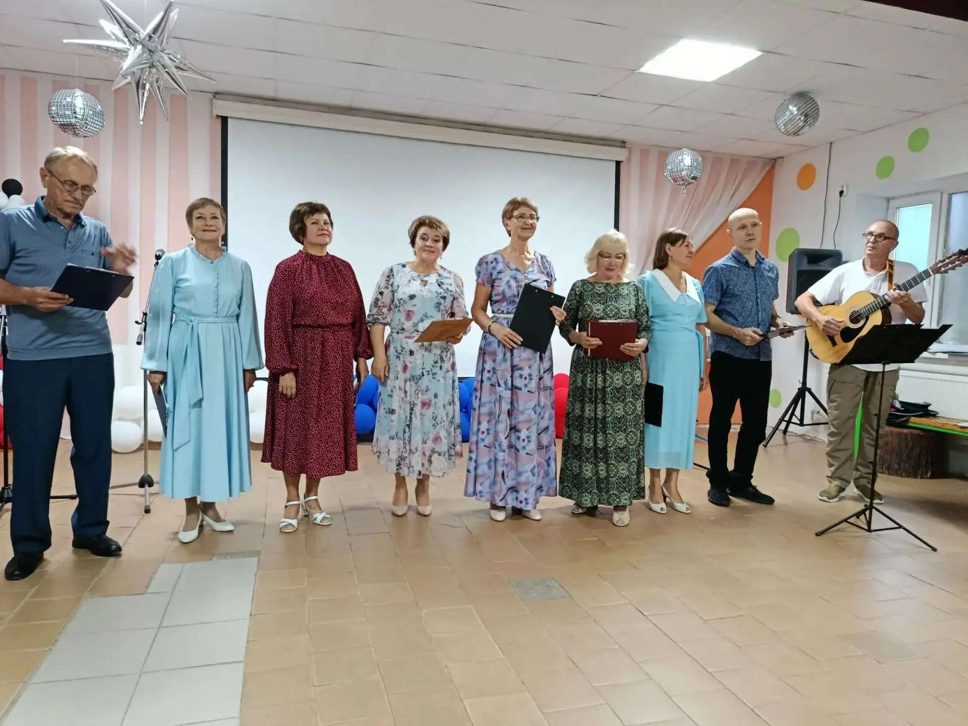 🏡В зале паркового помещения КДЦ "Родина" прошла встреча любителей авторской песни и по...