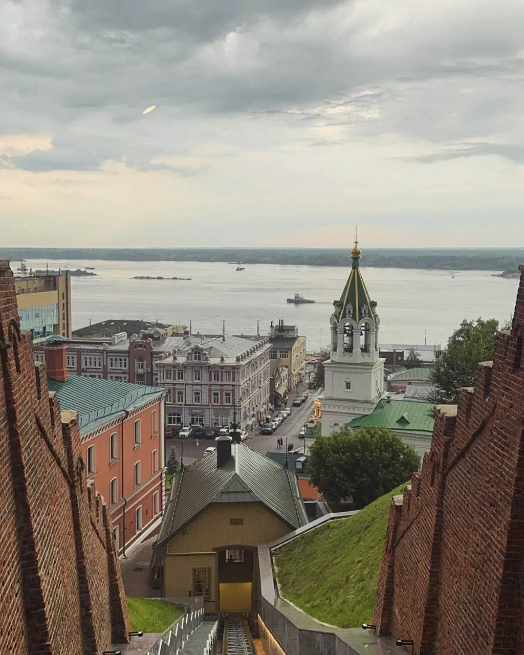 🌤 А у нас в Нижнем уже и солнышка поменьше и утро сероватое немного

Кстати, сегодня весь день буде