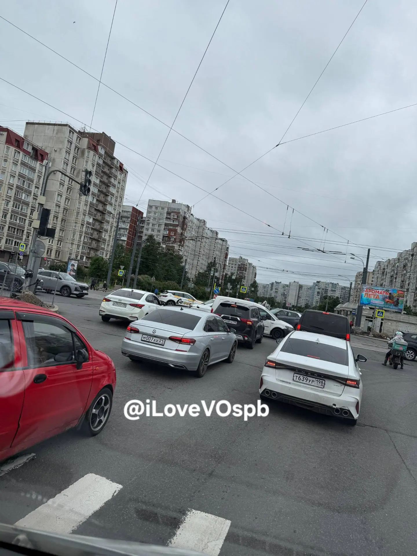 "На перекрёстке Наличной и Уральской уже второй день не работает светофор. Бардак", - пишет читатель