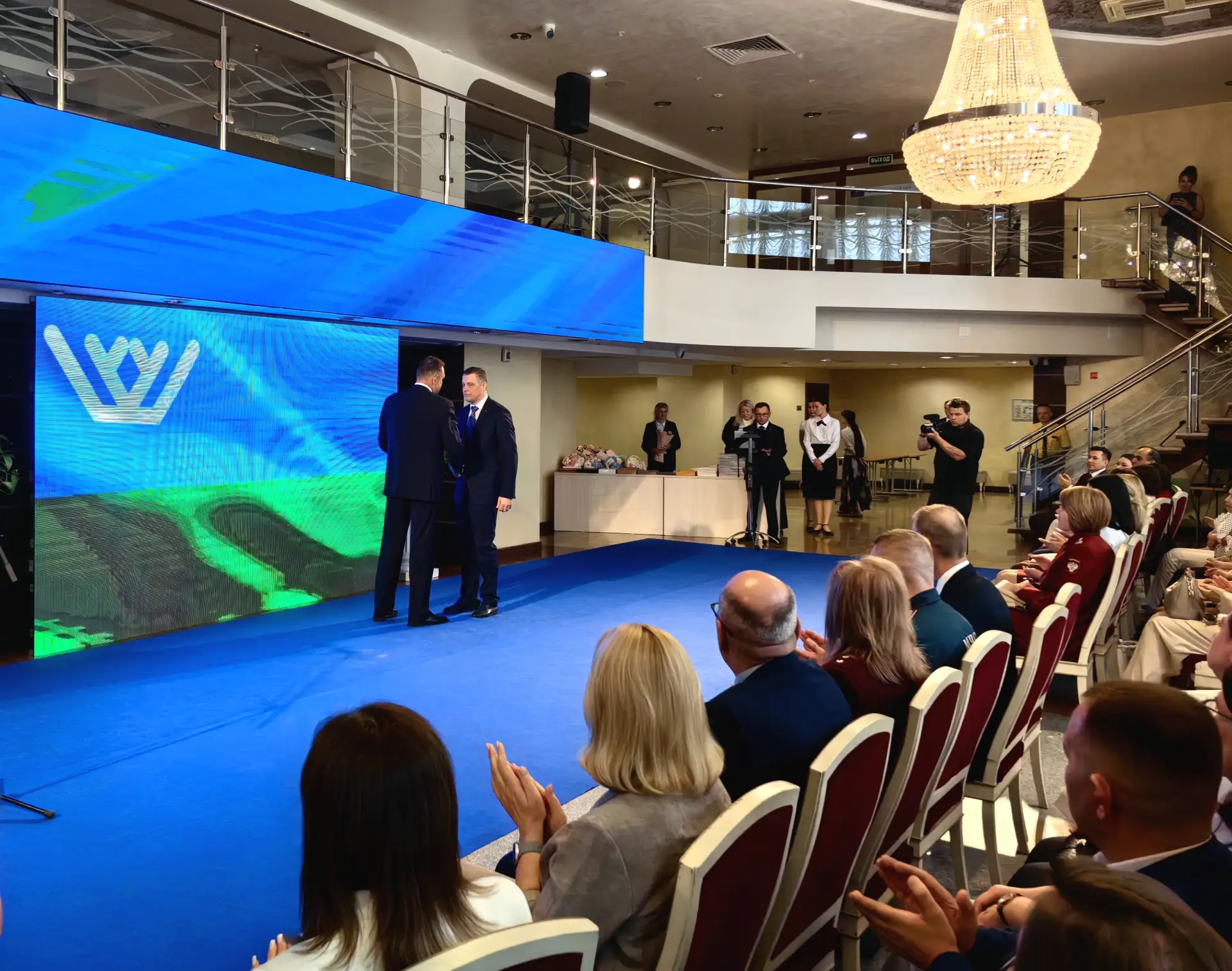 🎊 В сургутской филармонии завершилась торжественная церемония награждения медицинских работников. В