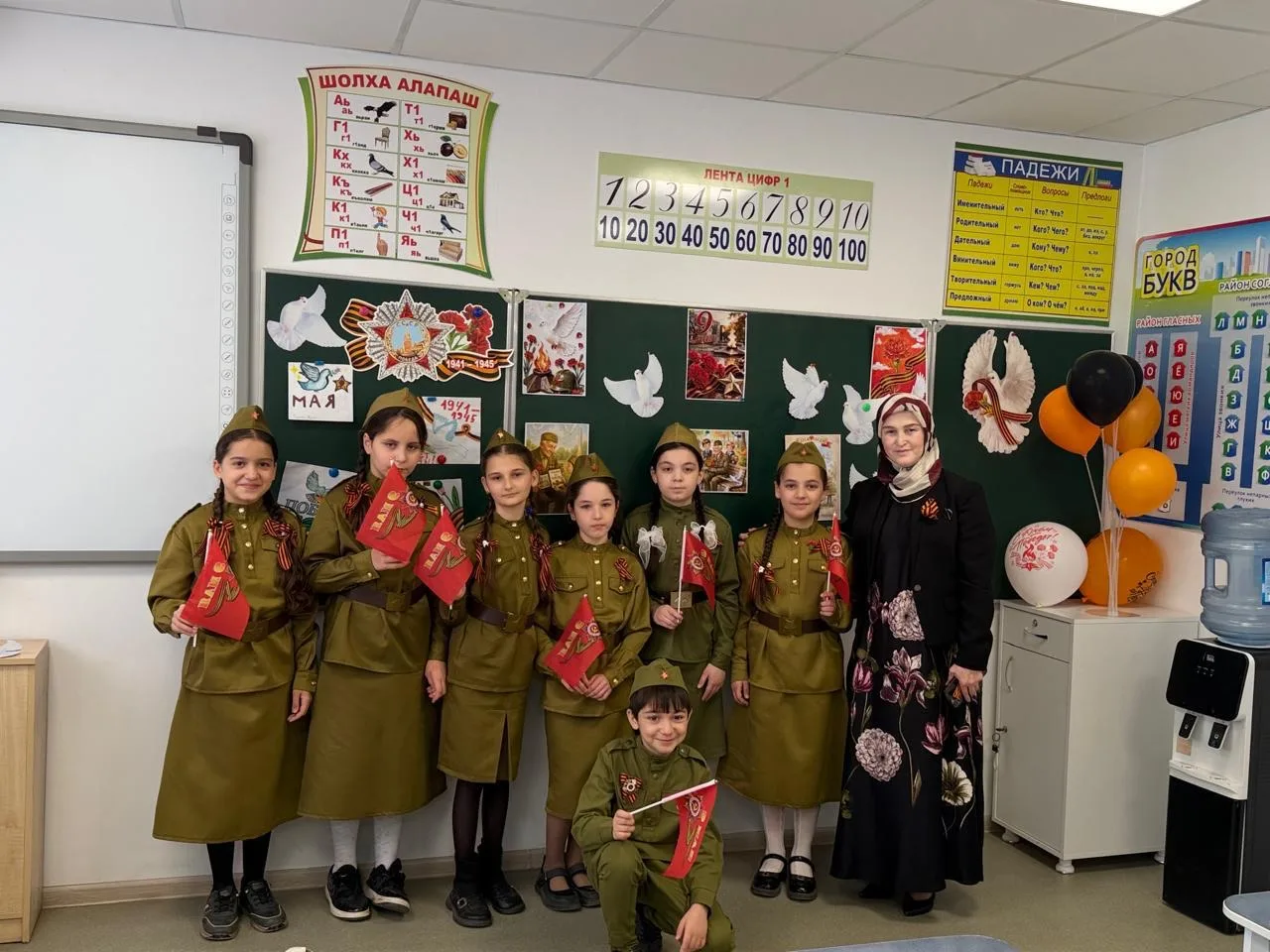 В 4 «А» классе прошёл классный час, посвящённый Дню Победы🎗️На мероприятии дети узнали...