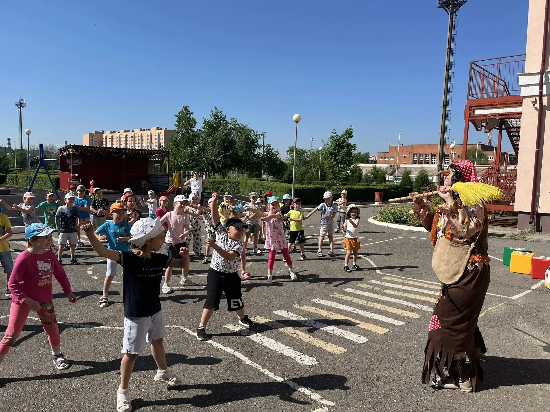 В старших группах детского сада прошло спортивное развлечение «Знатоки дорожных знаков», направленно