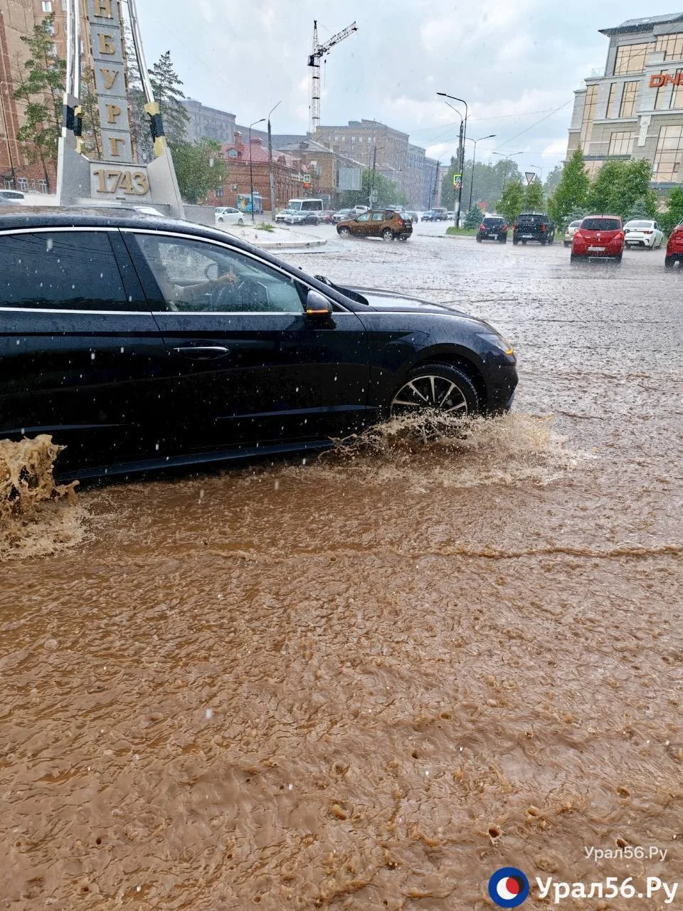 🌊 Оренбург затопило после ливня

После сильного дождя сразу несколько улиц Оренбурга оказались под 