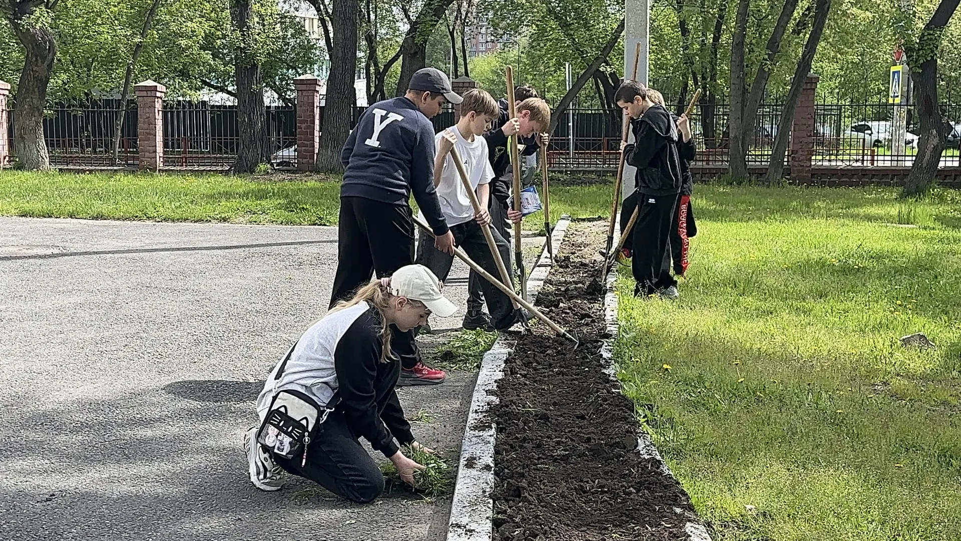 🧹В школе началась летняя трудовая практика. Ребята занимаются озеленением школьной тер...