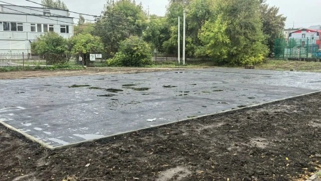 В рамках исполнения наказов депутатам возле 198 школы (на улице Палласа) продолжаются р...