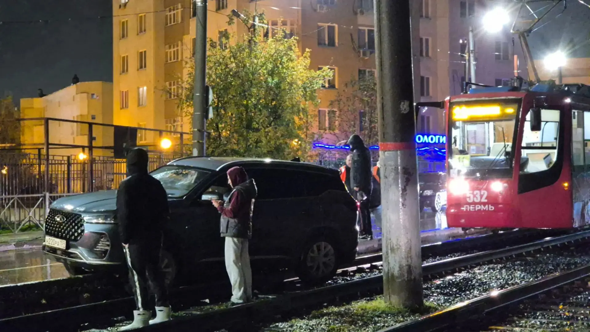 ДТП с автомобилем и рельсами на Мира. Трамваи не могут проехать.