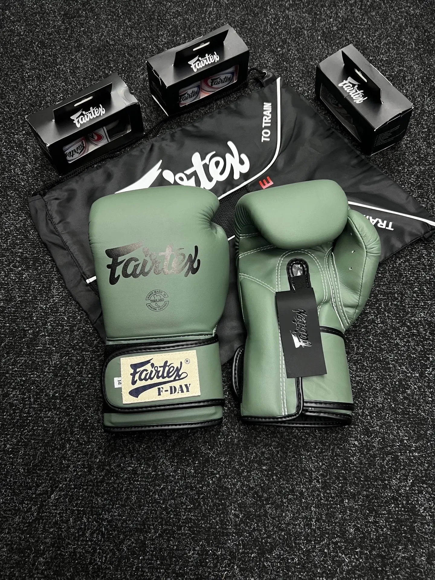Последний шанс стать обладателем боксерских перчаток Fairtex F-Day