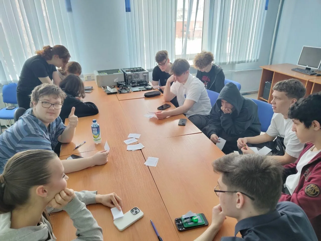 🌟 УрТИСИ жизнь — час куратора у группы 581  25 марта в группе 581 прошёл час куратора на тему «Социа