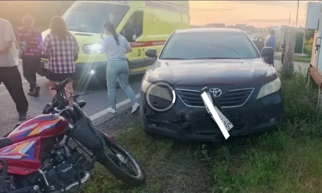 Десятилетний ребенок попал в аварию на мопеде в Кургане.

Мальчик ехал по улице Советской в Зайково.