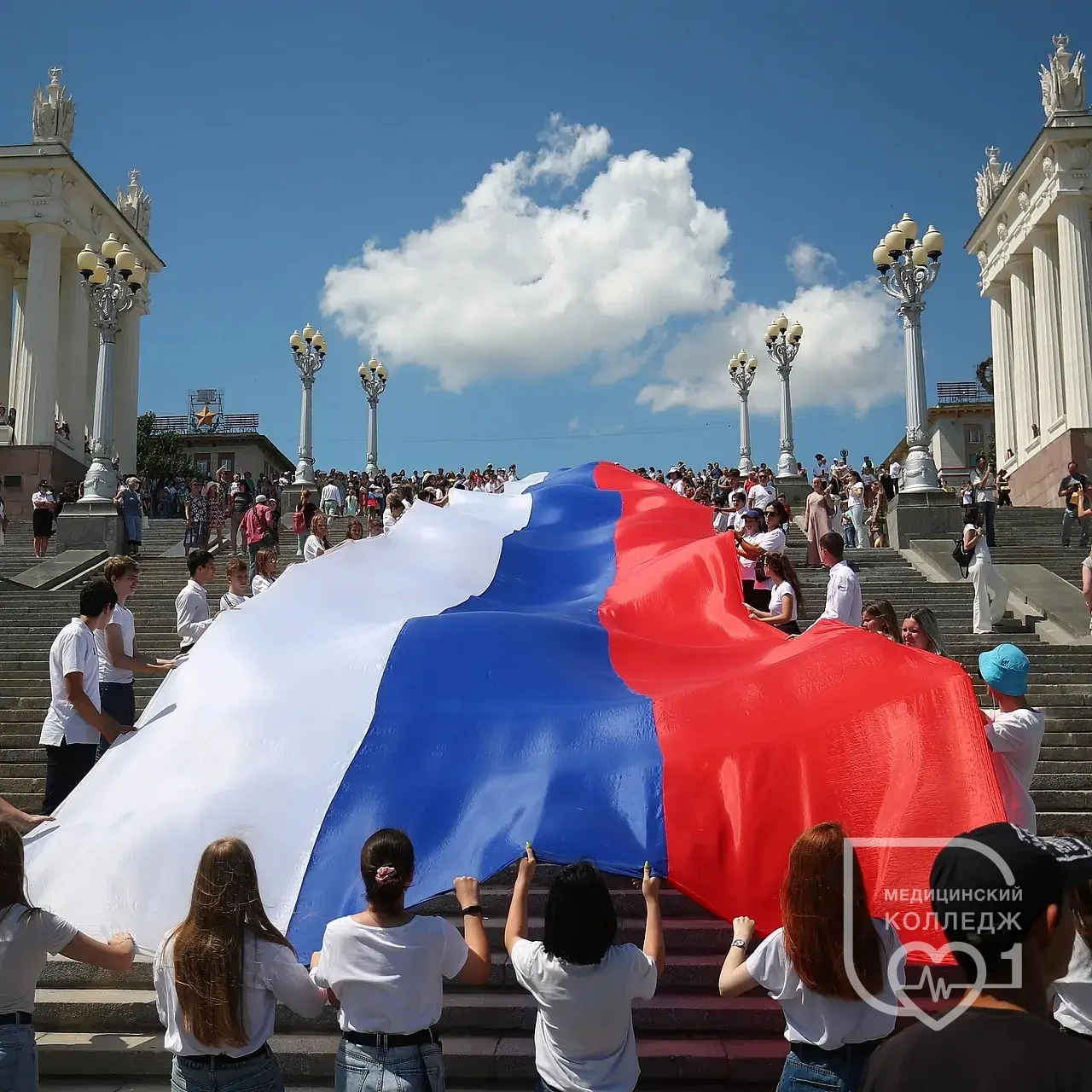 С Днём России! 🇷🇺

Сегодня праздник нашей общей страны — большой, сильной, красивой и очень разной