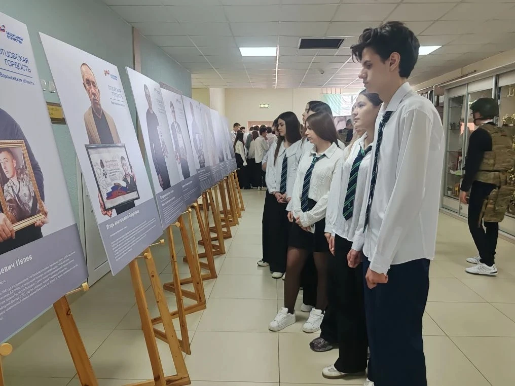 📸✨ Ученики 10-11 классов нашей школы побывали на выставке «Семья Героя» 💥 Здесь они узнали много инт
