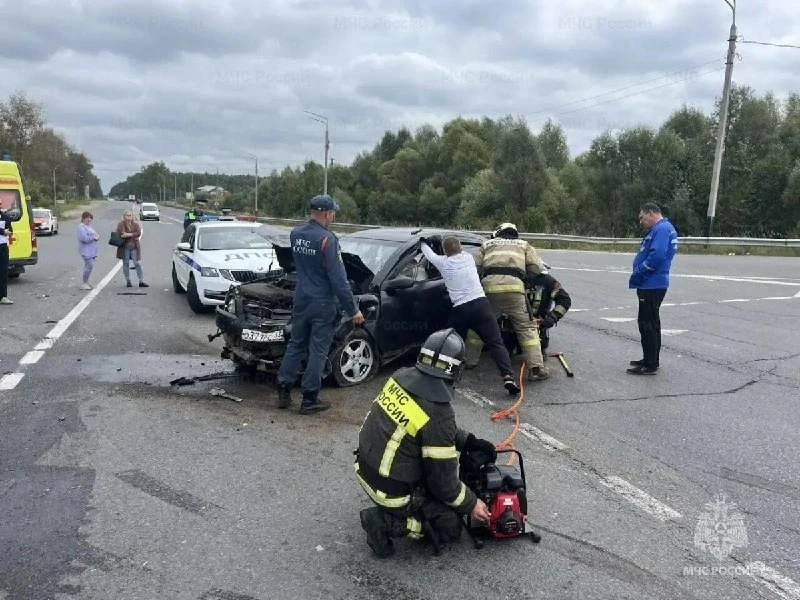 Во Владимирской области спасатели деблокировали мужчину после ДТП.
