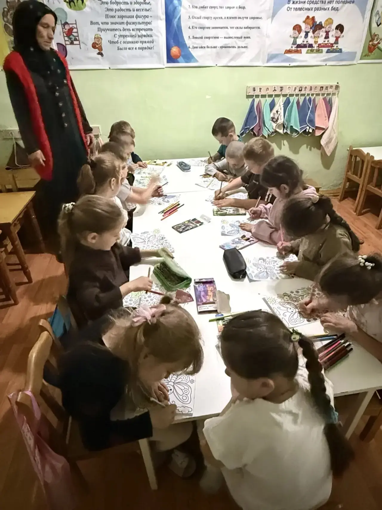 Вчера наши дети раскрашивали рисунок бабочки на лугу. 🦋🌼