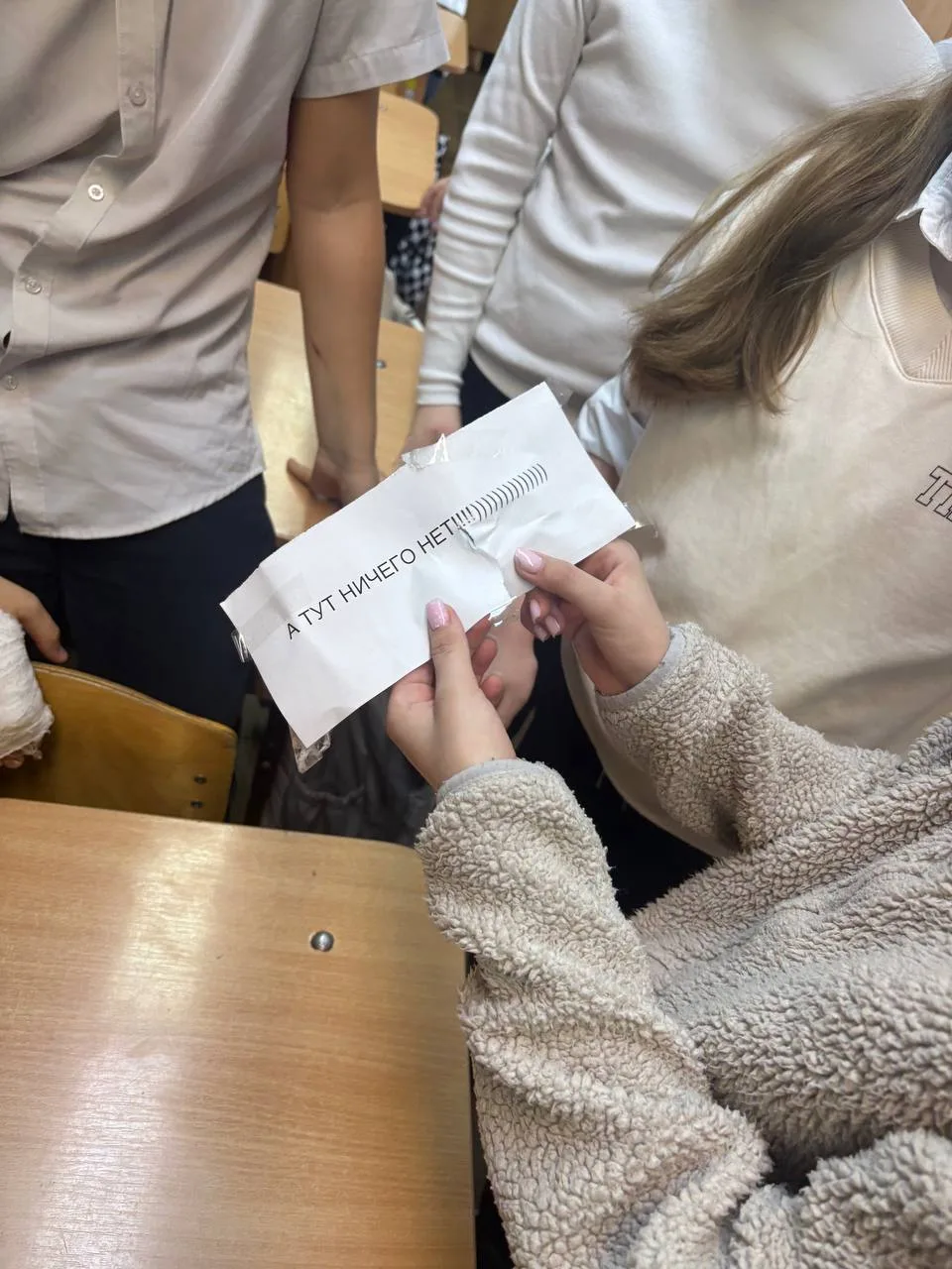 В 4 «Д» классе прошла увлекательная квест-игра «Секретная служба: Код Лидера»!  Девочки-агенты подго