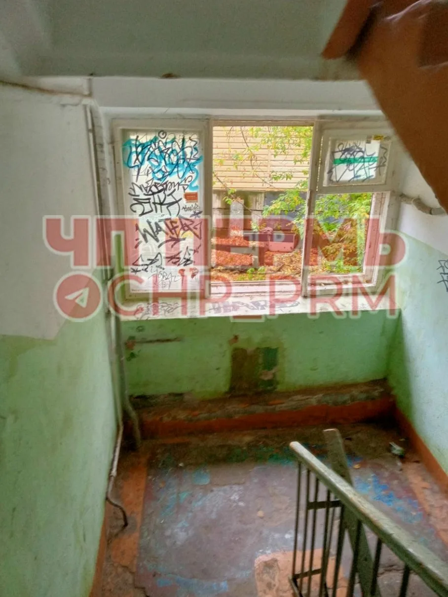 😡 От подписчика: Вот такие окна в доме по ул. Вильямса, 2б: всё сломано, стекол нет, У...